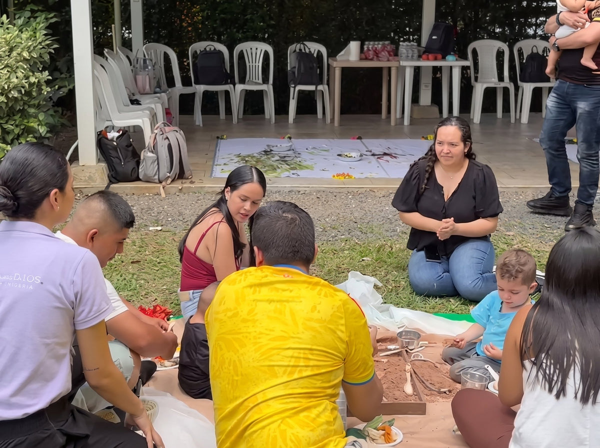 Familias reunidas en un encuentro al aire libre