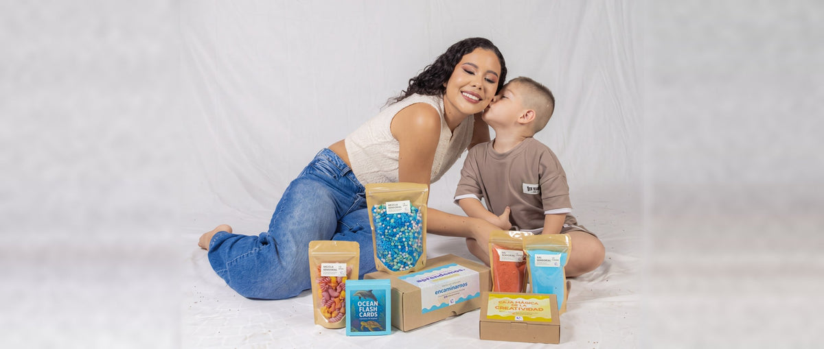 Majo con su hijo y los productos Encaminarnos