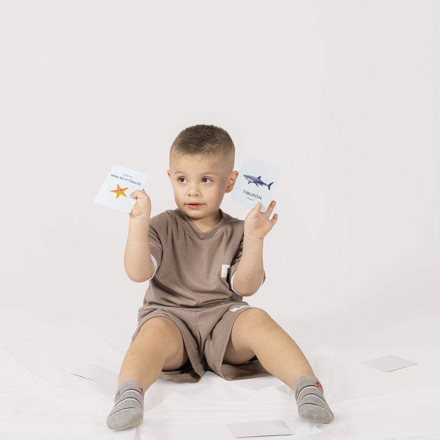 Niño jugando con las flash cards